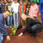 liane e sergio plantando muda de árvore