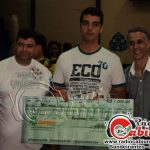 André Torregiane 1º lugar masculino recebe premio das maos de Mauro e Manoel do Sicredi