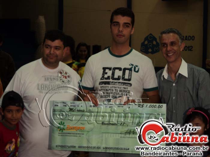 André Torregiane 1º lugar masculino recebe premio das maos de Mauro e Manoel do Sicredi