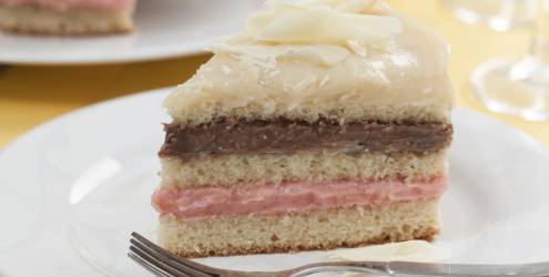 receita-bolo-tres-brigadeiros-branco-chocolate-e-morango1910