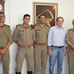 tenente_coronel_jorge_luiz_pereira_capito_fabio_r._azevedo_subtenente_elder_de_andrade_aspirante_do_3_gb_rodrigo_manoel_dos_santos_e_o_prefeito_celso_silva.jpg