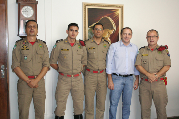 tenente_coronel_jorge_luiz_pereira_capito_fabio_r._azevedo_subtenente_elder_de_andrade_aspirante_do_3_gb_rodrigo_manoel_dos_santos_e_o_prefeito_celso_silva.jpg