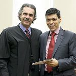 Juiz Kleber Damasceno recebe um exemplar do Código de Ética da Magistratura das mãos do desembargador Sérgio Murilo Lemos
