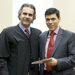 Juiz Kleber Damasceno recebe um exemplar do Código de Ética da Magistratura das mãos do desembargador Sérgio Murilo Lemos